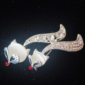 Pair of Foxes (or cats) Brooch